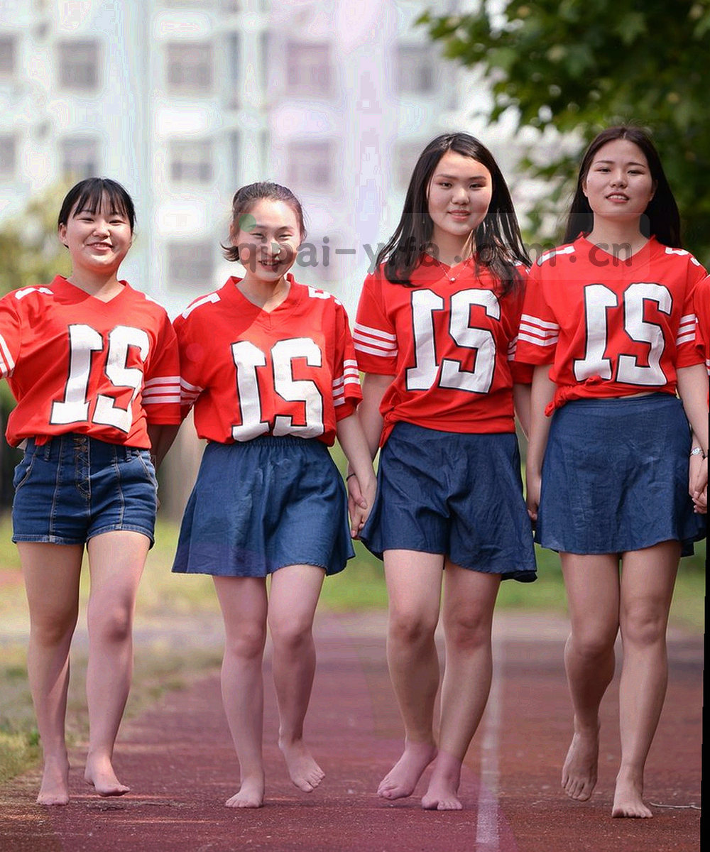战术板与标记笔迹的特写抽象画面，不含可读文字与人物